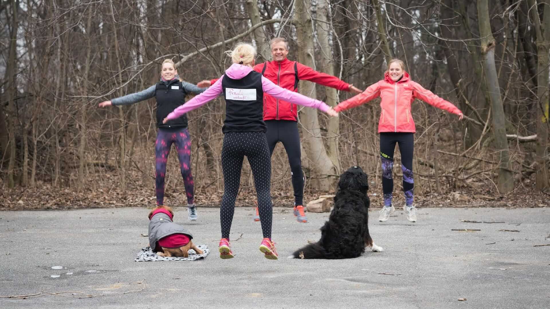 Fit werden mit Hund: Hampelmänner