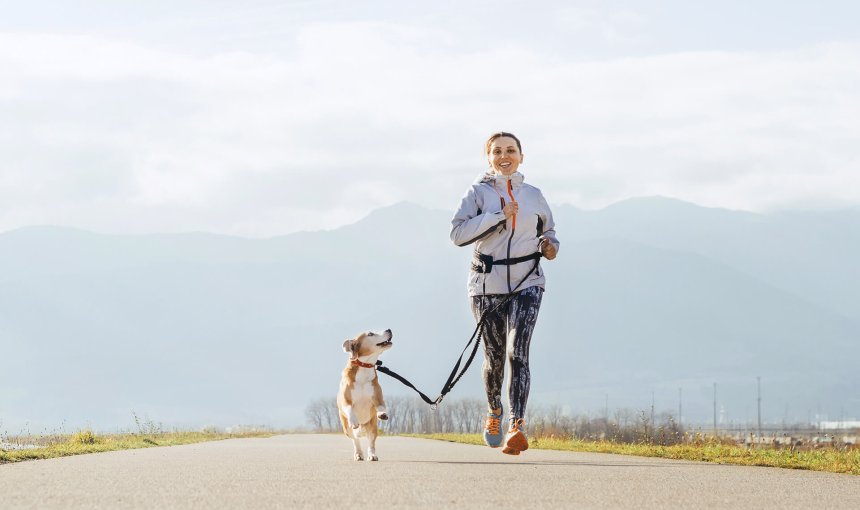 femme courant avec son chien dehors