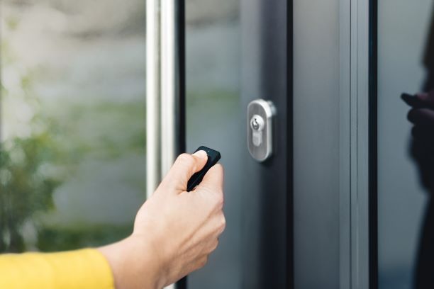 Öffnen der Haustür mittels Knopfdruck durch Nuki Fob