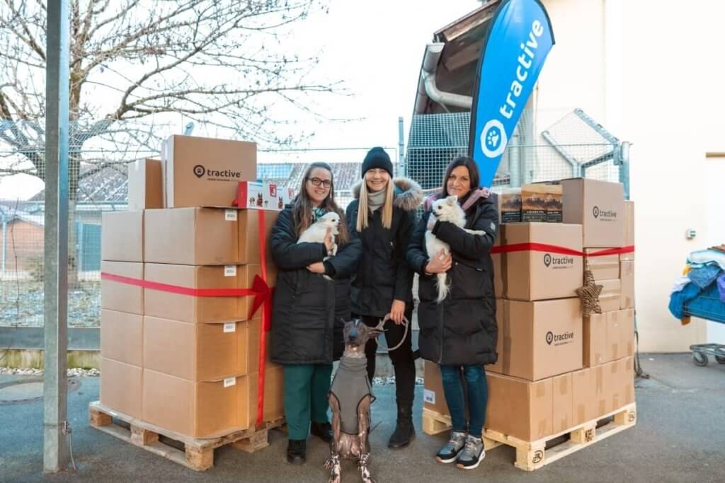 Tractive übergibt 500 kg Hundefutter als Geschenk an das Team des Tierheim Linz