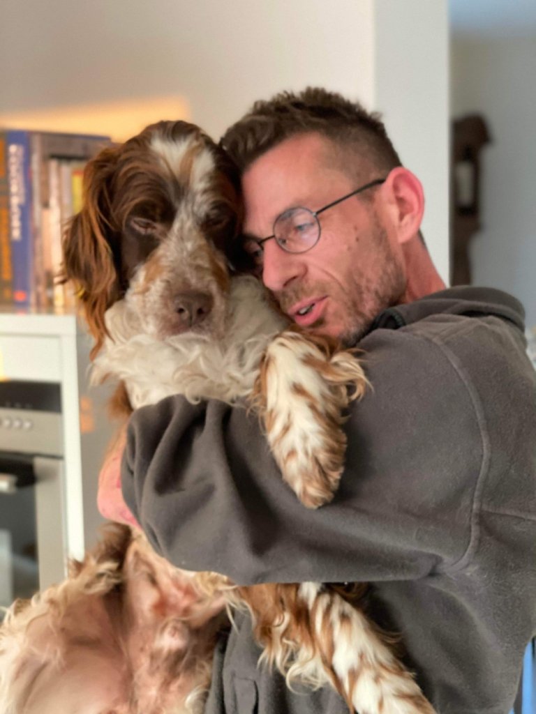 Founder of Setter Rescue Netherlands, Alex Voenken and a rescue dog