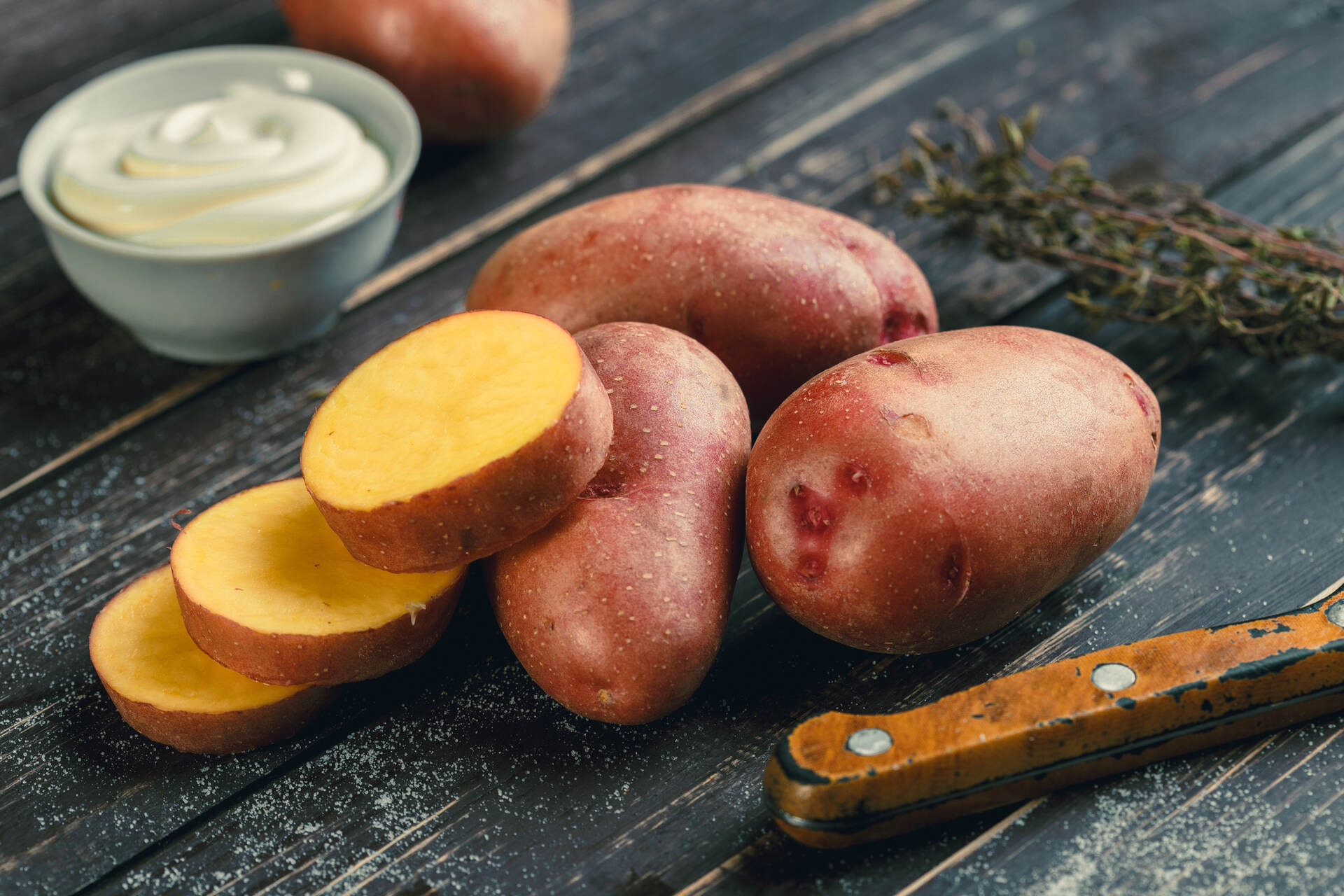 Potatoes lying on a wooden kitchen table