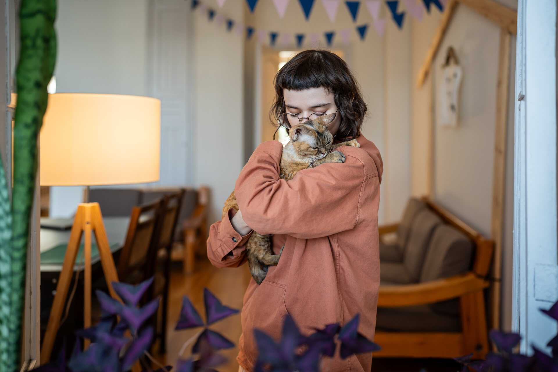 A woman hugging a cat